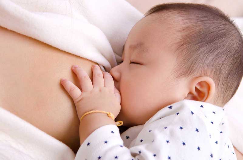Mẹ có thể dùng sữa non Alpha Lipid và cho bé bú để cung cấp dưỡng chất từ sữa tốt cho sự phát triển của trẻ sơ sinh